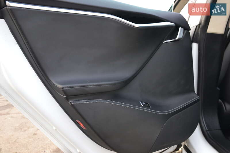 Лифтбек Tesla Model S 2014 в Луцке