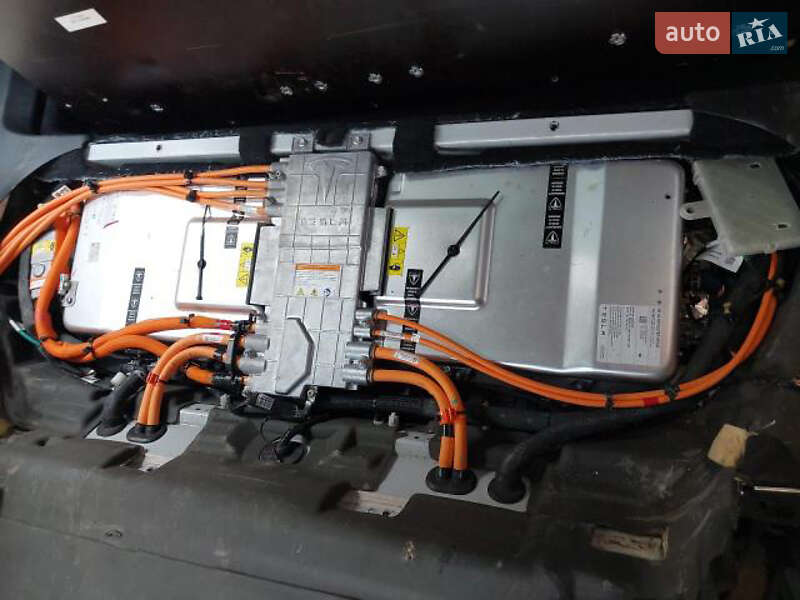 Лифтбек Tesla Model S 2015 в Львове