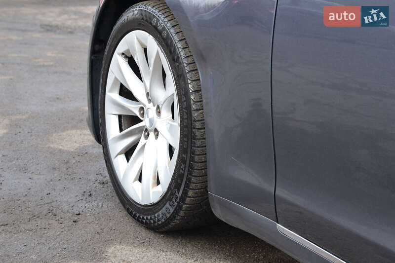 Лифтбек Tesla Model S 2016 в Луцке