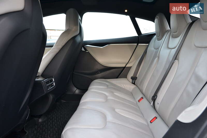 Лифтбек Tesla Model S 2016 в Луцке