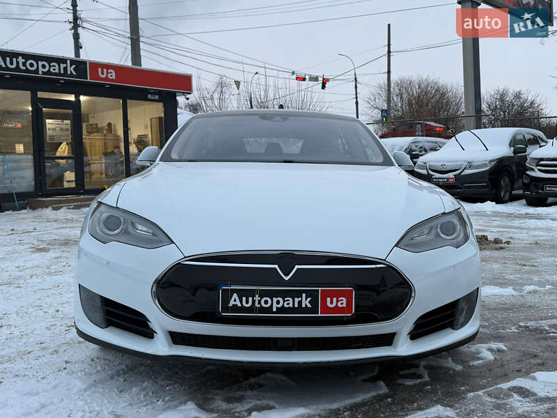 Лифтбек Tesla Model S 2015 в Виннице