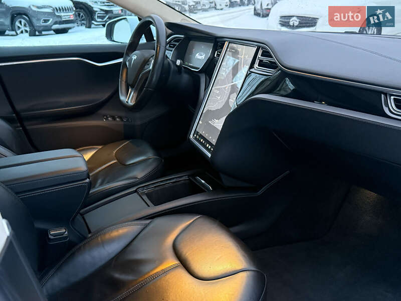 Лифтбек Tesla Model S 2015 в Виннице
