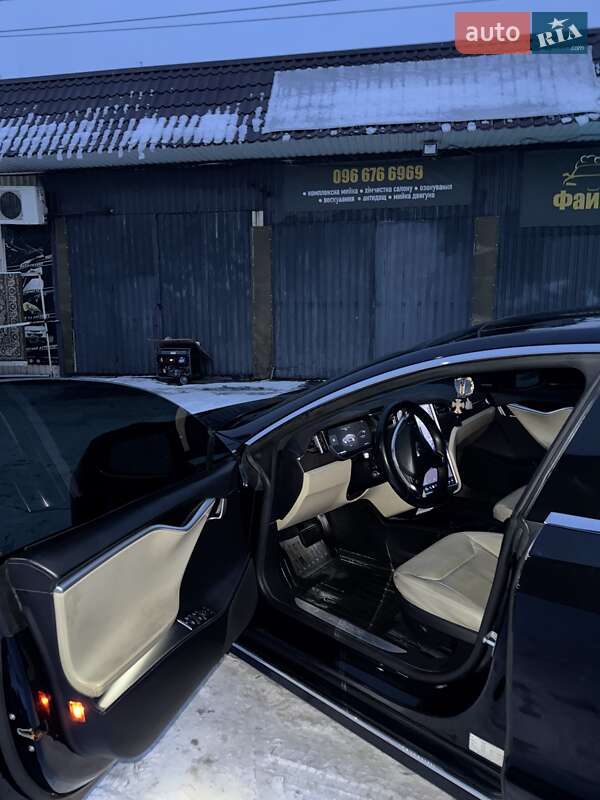 Лифтбек Tesla Model S 2016 в Киеве