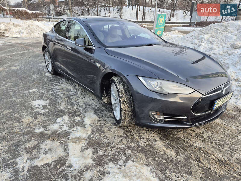 Лифтбек Tesla Model S 2015 в Львове