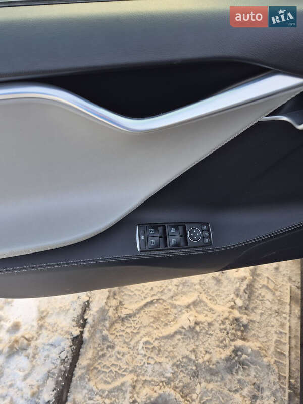 Лифтбек Tesla Model S 2015 в Львове