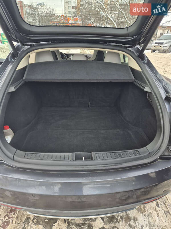Лифтбек Tesla Model S 2015 в Львове