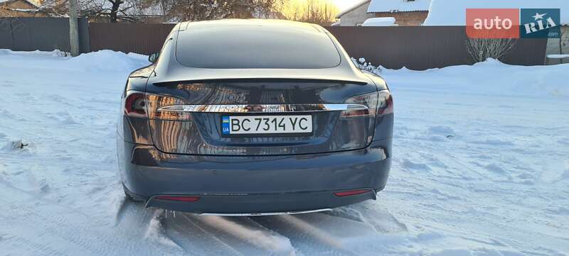 Лифтбек Tesla Model S 2015 в Нововолынске