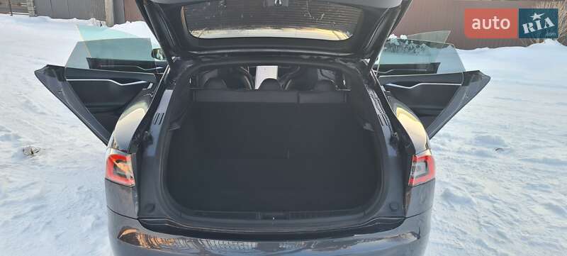 Лифтбек Tesla Model S 2015 в Нововолынске