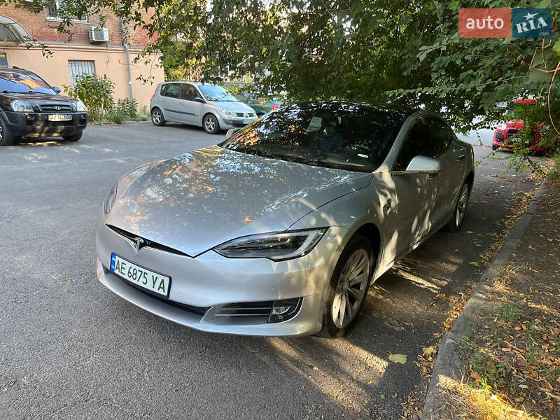 Ліфтбек Tesla Model S 2017 в Дніпрі