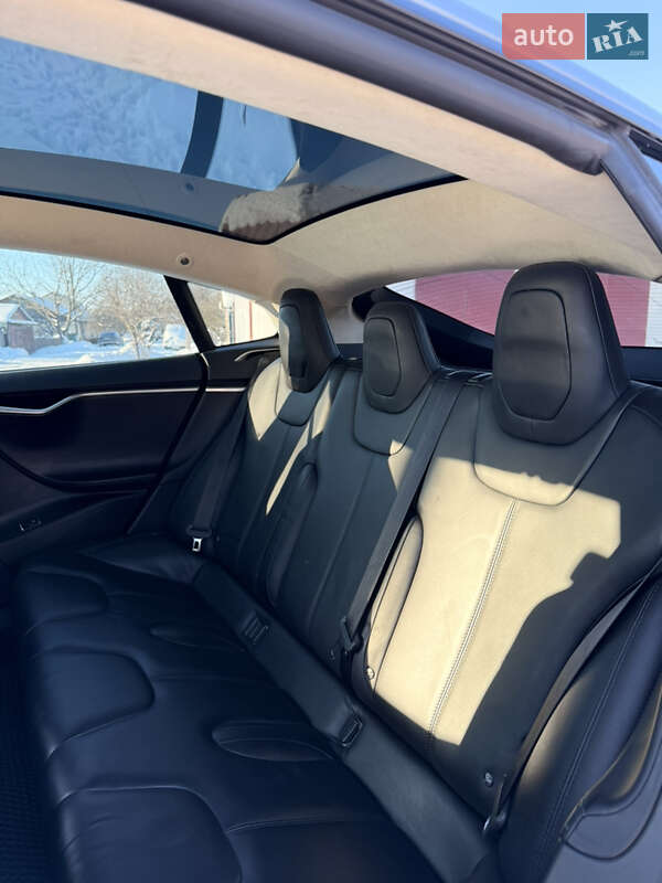 Ліфтбек Tesla Model S 2016 в Володимирі