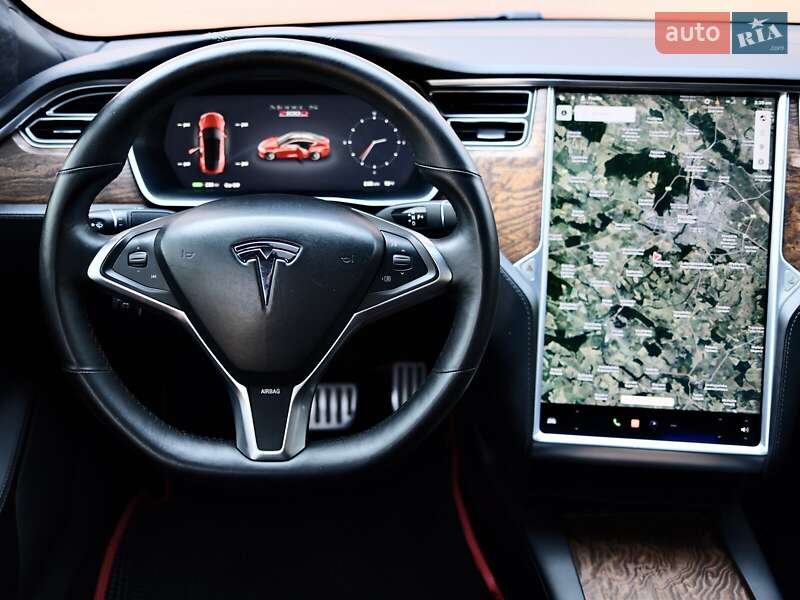 Лифтбек Tesla Model S 2017 в Сходнице