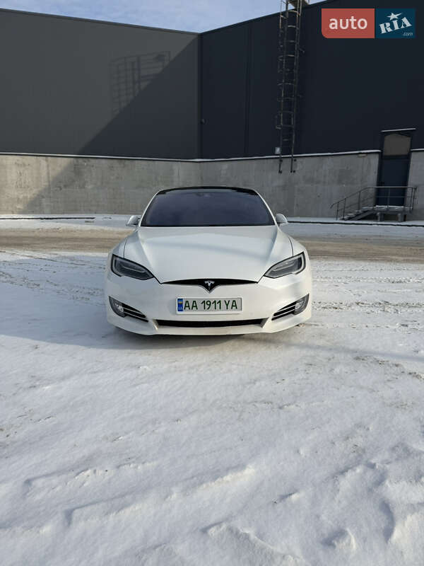 Ліфтбек Tesla Model S 2015 в Києві