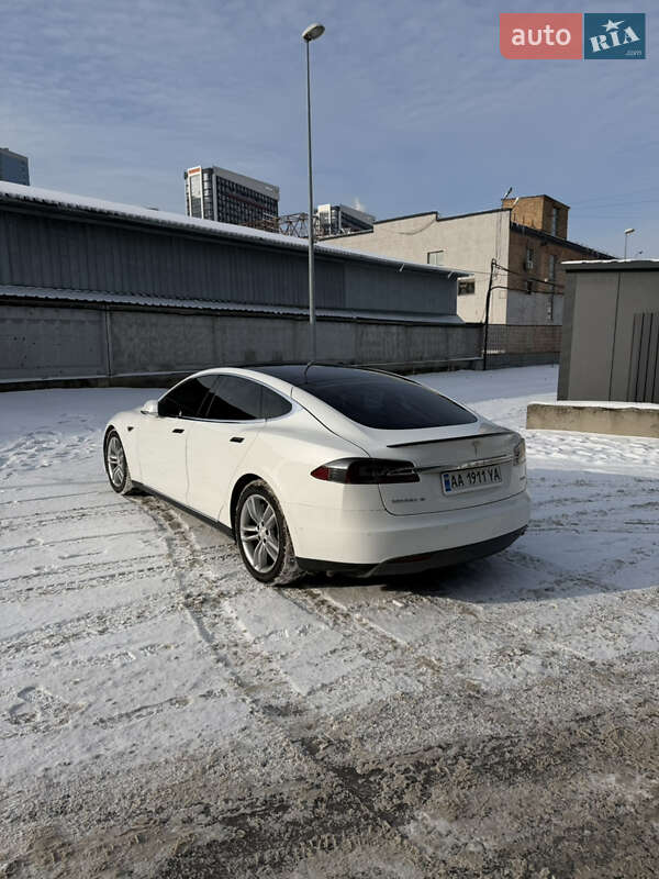 Ліфтбек Tesla Model S 2015 в Києві