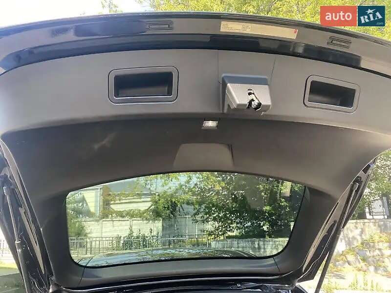 Лифтбек Tesla Model S 2016 в Киеве