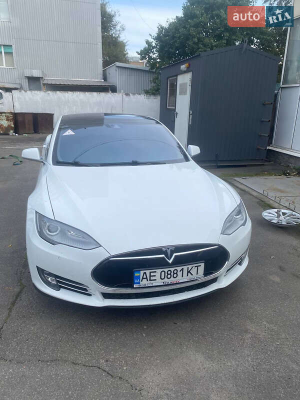 Ліфтбек Tesla Model S 2015 в Дніпрі фото 12 Ліфтбек Tesla Model S 2015 в Дніпрі