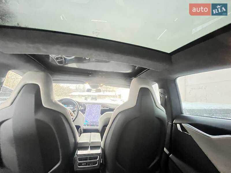 Лифтбек Tesla Model S 2016 в Киеве