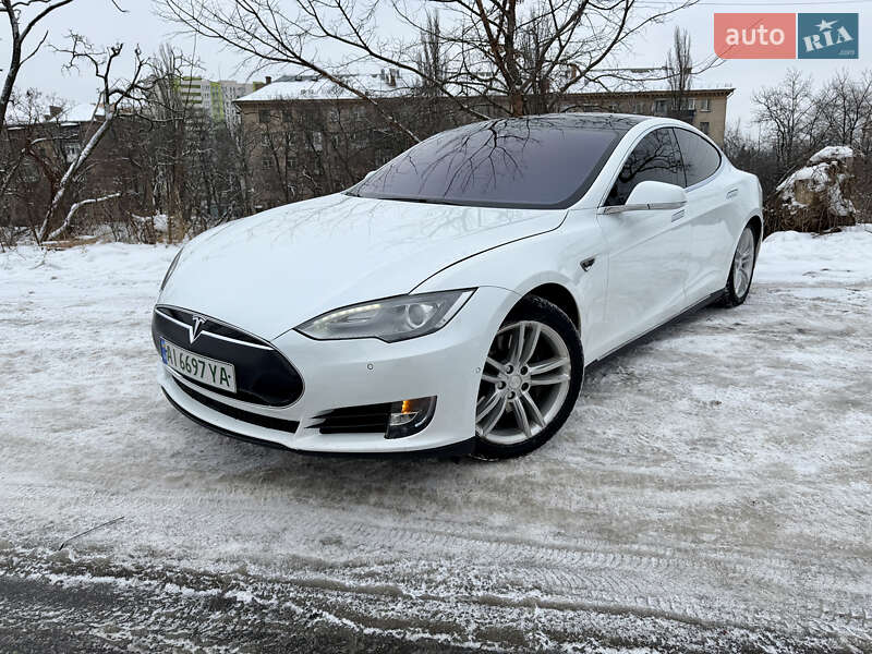 Лифтбек Tesla Model S 2015 в Киеве