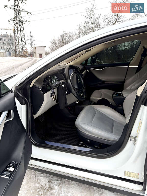 Лифтбек Tesla Model S 2015 в Киеве