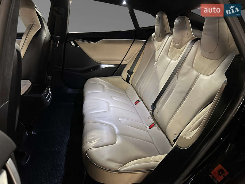 Лифтбек Tesla Model S 2015 в Луцке