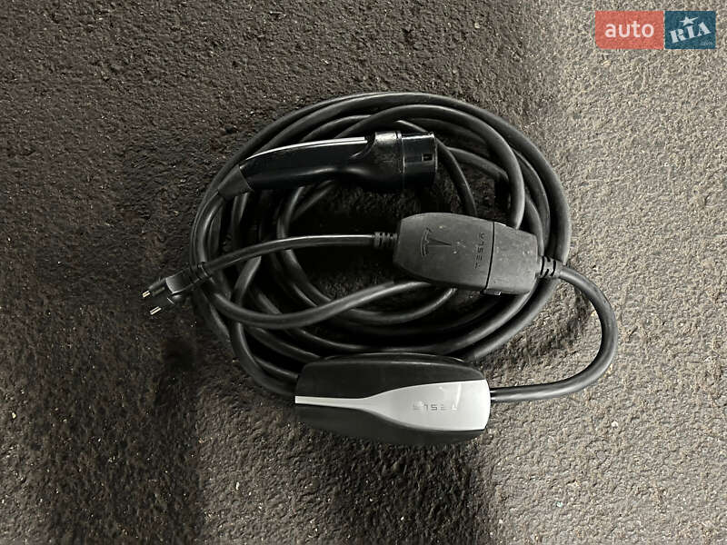 Лифтбек Tesla Model S 2015 в Луцке