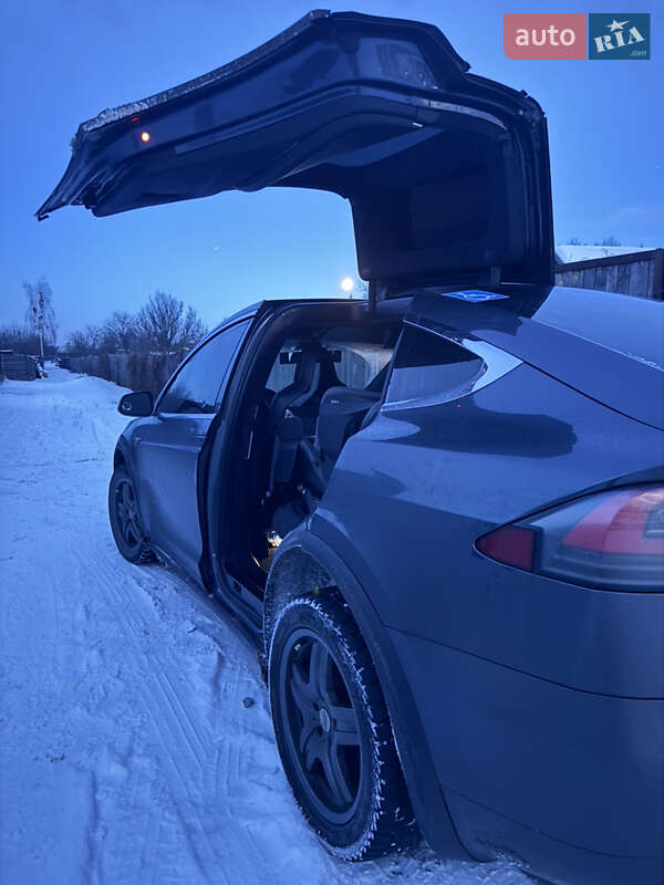 Лифтбек Tesla Model S 2015 в Киеве