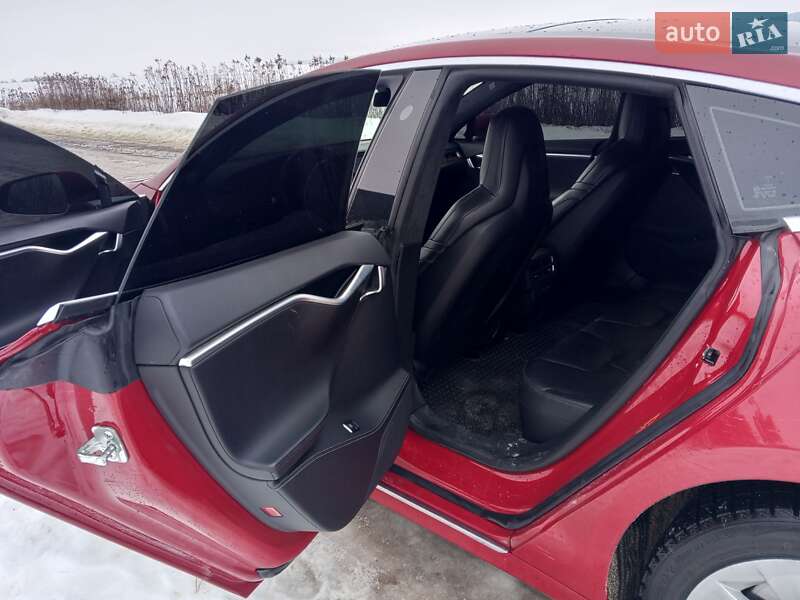 Лифтбек Tesla Model S 2016 в Новояворовске