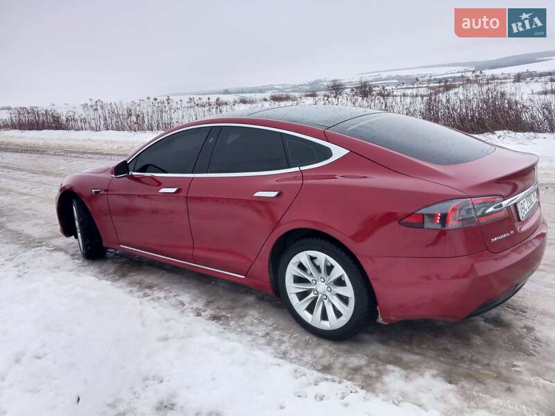 Лифтбек Tesla Model S 2016 в Новояворовске