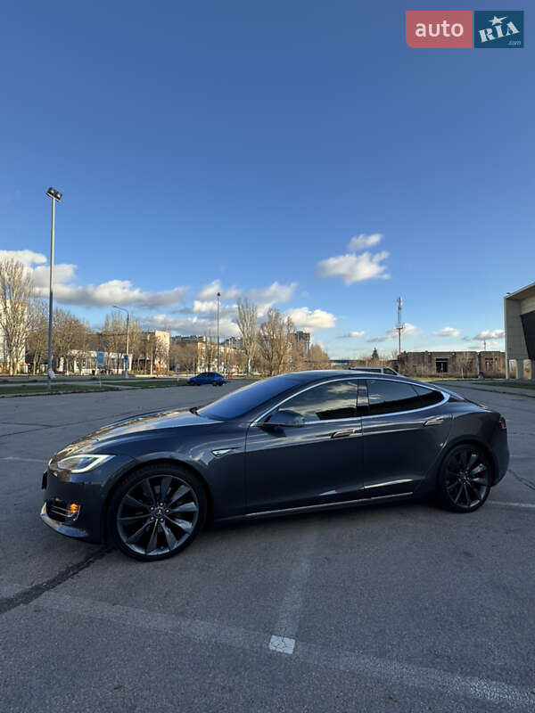 Лифтбек Tesla Model S 2016 в Запорожье