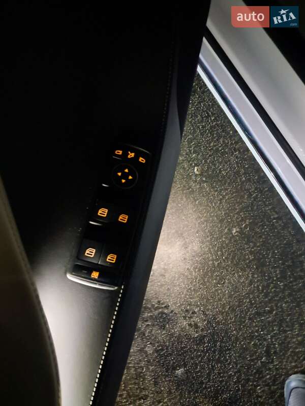 Ліфтбек Tesla Model S 2019 в Одесі