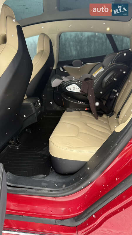 Ліфтбек Tesla Model S 2017 в Чернівцях