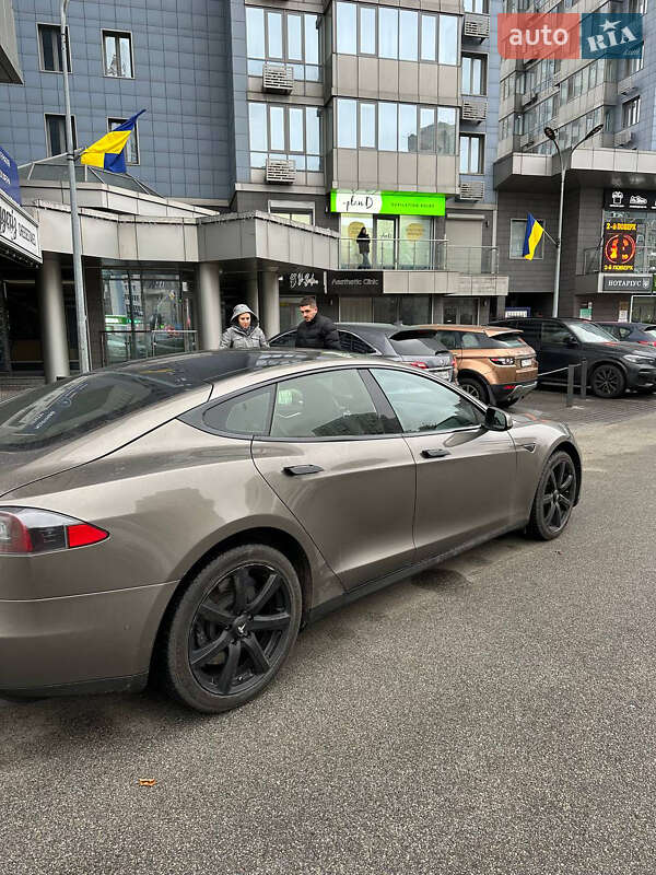 Ліфтбек Tesla Model S 2015 в Черкасах