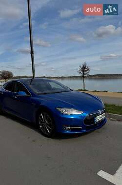 Лифтбек Tesla Model S 2015 в Буске