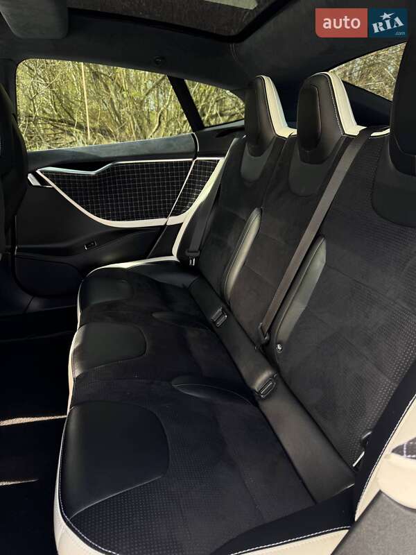 Ліфтбек Tesla Model S 2015 в Буську