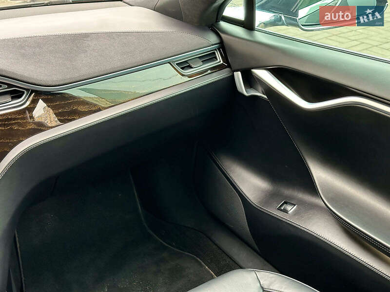 Лифтбек Tesla Model S 2016 в Одессе