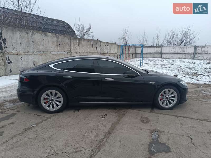 Лифтбек Tesla Model S 2014 в Ромнах