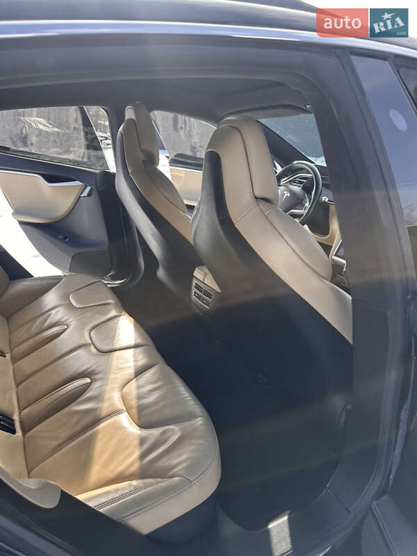 Лифтбек Tesla Model S 2017 в Черновцах фото 16 Лифтбек Tesla Model S 2017 в Черновцах
