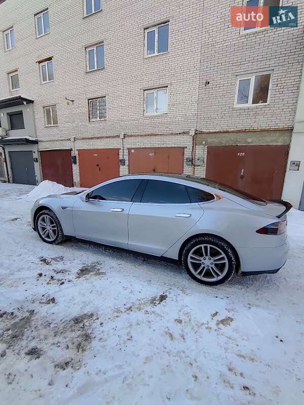 Ліфтбек Tesla Model S 2013 в Києві