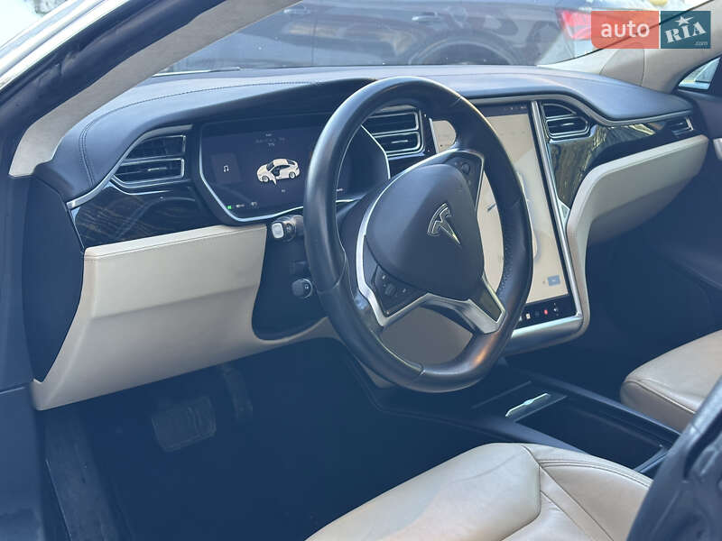 Лифтбек Tesla Model S 2016 в Львове