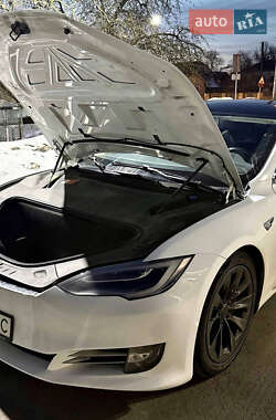 Лифтбек Tesla Model S 2016 в Львове