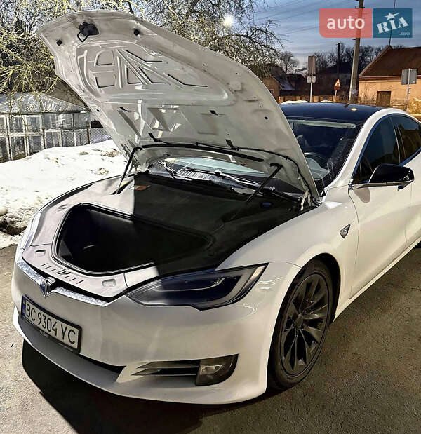 Ліфтбек Tesla Model S 2016 в Львові