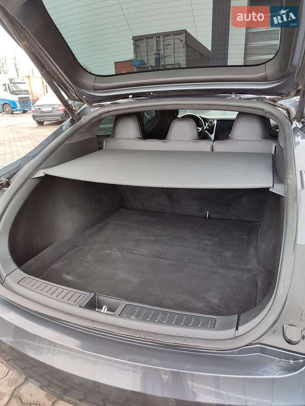 Ліфтбек Tesla Model S 2016 в Сарнах