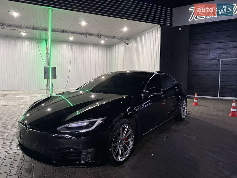Ліфтбек Tesla Model S 2016 в Чернівцях