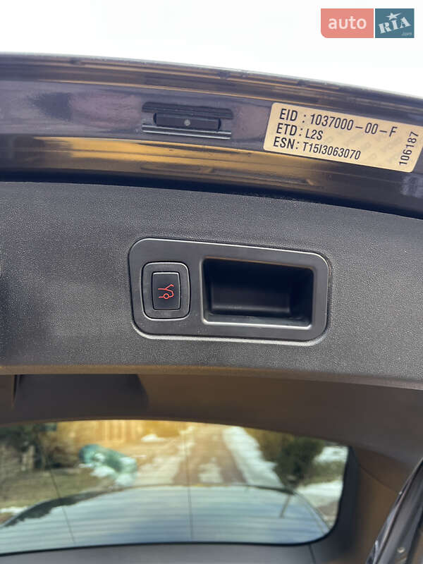 Лифтбек Tesla Model S 2015 в Черновцах