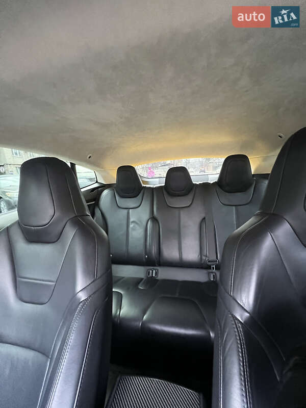 Лифтбек Tesla Model S 2015 в Черновцах