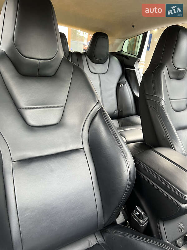 Лифтбек Tesla Model S 2015 в Черновцах