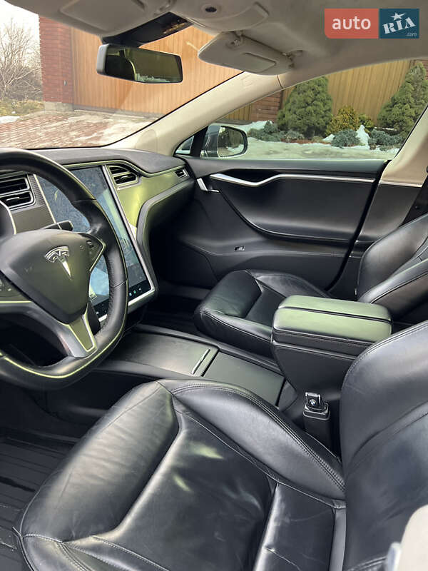 Лифтбек Tesla Model S 2015 в Черновцах