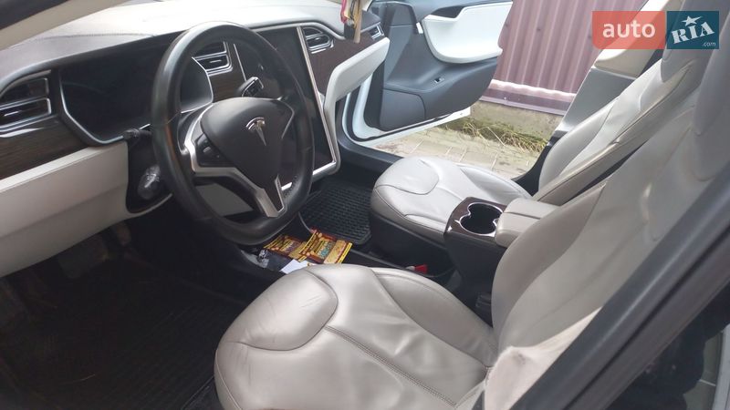 Лифтбек Tesla Model S 2014 в Нововолынске