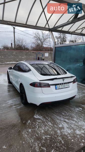 Ліфтбек Tesla Model S 2016 в Києві