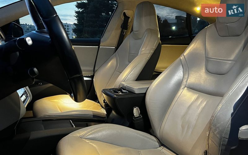 Лифтбек Tesla Model S 2015 в Львове