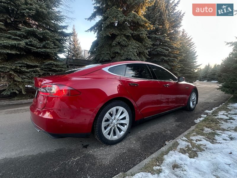 Лифтбек Tesla Model S 2015 в Киеве